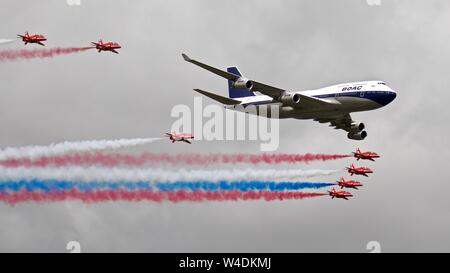 British Airways Boeing 747 und die roten Pfeile mit einer speziellen Flypast im Royal International Air Tattoo British Airways feiert 100. Stockfoto