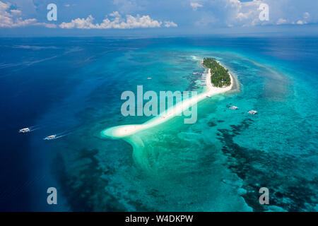 Antenne drone Blick auf eine schöne, kleine tropische Insel von Korallenriff umgeben (kalanggaman Insel Cebu) Stockfoto