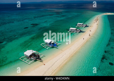 Luftaufnahme der traditionellen Boote aus eine kleine tropische Insel in den Philippinen (kalanggaman) Stockfoto