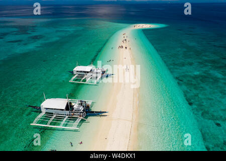 Luftaufnahme der traditionellen Boote aus eine kleine tropische Insel in den Philippinen (kalanggaman) Stockfoto