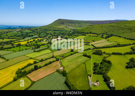 Luftaufnahme von grünen Feldern und Äckern im ländlichen Wales Stockfoto