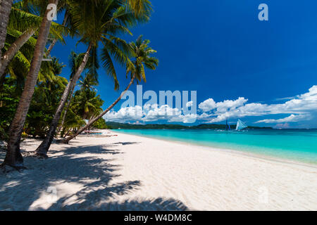 Einen schönen tropischen Strand mit Palmen und flachen, klaren Meer (White Beach, Boracay) Stockfoto