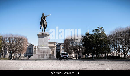 Montpellier, Frankreich - 2. Januar 2019: Stadt Mitarbeiter Wer reinigt die Statue von Louis XIV durch Graffiti Übernachtung in der Promenade Peyrou eine Winte Stockfoto