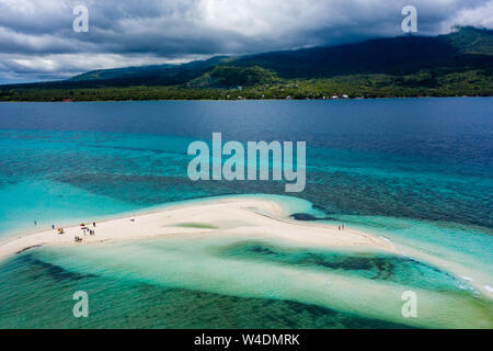 Antenne drone Blick auf den weißen Sandstrand Insel vor der Küste von Camiguin auf den Philippinen Stockfoto