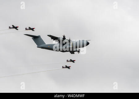 Die Klingen mit dem Airbus A 400 fliegen über die Massen, die am letzten Tag der jährlichen RIAT zeigen, die als größte militärische Airshow der Welt mit teilnehmenden Flugzeuge aus der ganzen Welt fliegen mit dem auf der Welt angesehen wird. 20 Nationen nahmen teil und über 200.000 Menschen wurden erwartet über die 3 Tage für die diesjährige Veranstaltung feiert 70 Jahre NATO. Stockfoto