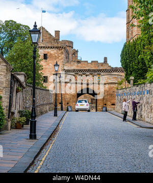 Gepflasterte Gasse Eingang Linlithgow Palace, Linlithgow, West Lothian, Schottland, Großbritannien Stockfoto