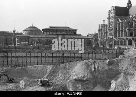 Die Pariser schauen Sie über den Bau der neuen U-Bahn-Station Les Halles, Gare de Chatelet-les-Halles, und einem neuen Einkaufszentrum, Forum Les Halles. Während der Transformation war ein Schandfleck und den Namen "Le Trou de Halles." (Les Halles Bohrung) 1971 anc 1977 abgeschlossen. Foto 1974 genommen. Stockfoto