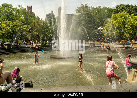 New Yorker und Besucher in der Brunnen im Washington Square Park in Greenwich Village in New York am Freitag Frolic, 19. Juli 2019. Eine übermäßige Wärme Warnung wird in New York ab 12.00 Uhr Freitag bis 20.00 Uhr Sonntag als der Unterdrückung in der Kombination von Wärme und Feuchtigkeit machen es sich wie 105 Grad F. (© Richard B. Levine) Stockfoto