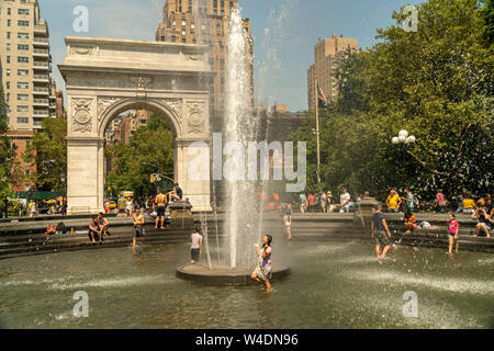 New Yorker und Besucher in der Brunnen im Washington Square Park in Greenwich Village in New York am Freitag Frolic, 19. Juli 2019. Eine übermäßige Wärme Warnung wird in New York ab 12.00 Uhr Freitag bis 20.00 Uhr Sonntag als der Unterdrückung in der Kombination von Wärme und Feuchtigkeit machen es sich wie 105 Grad F. (© Richard B. Levine) Stockfoto