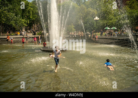 New Yorker und Besucher in der Brunnen im Washington Square Park in Greenwich Village in New York am Freitag Frolic, 19. Juli 2019. Eine übermäßige Wärme Warnung wird in New York ab 12.00 Uhr Freitag bis 20.00 Uhr Sonntag als der Unterdrückung in der Kombination von Wärme und Feuchtigkeit machen es sich wie 105 Grad F. (© Richard B. Levine) Stockfoto