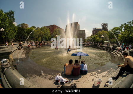 New Yorker und Besucher in der Brunnen im Washington Square Park in Greenwich Village in New York am Freitag Frolic, 19. Juli 2019. Eine übermäßige Wärme Warnung wird in New York ab 12.00 Uhr Freitag bis 20.00 Uhr Sonntag als der Unterdrückung in der Kombination von Wärme und Feuchtigkeit machen es sich wie 105 Grad F. (© Richard B. Levine) Stockfoto