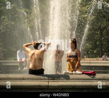 New Yorker und Besucher in der Brunnen im Washington Square Park in Greenwich Village in New York am Freitag Frolic, 19. Juli 2019. Eine übermäßige Wärme Warnung wird in New York ab 12.00 Uhr Freitag bis 20.00 Uhr Sonntag als der Unterdrückung in der Kombination von Wärme und Feuchtigkeit machen es sich wie 105 Grad F. (© Richard B. Levine) Stockfoto