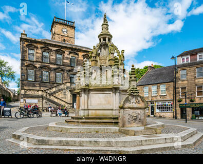 Historische Linlithgow Burgh Hallen, oder das Rathaus, und kunstvolle Market Cross, Kirkgate, Schottland, Großbritannien Stockfoto