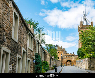 Gepflasterte Gasse Eingang, Linlithgow Palace, mit St. Michael Pfarrkirche, West Lothian, Schottland, Großbritannien Stockfoto