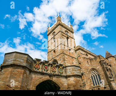 Gate Eingang, Linlithgow Palace, Linlithgow, mit St. Michael Pfarrkirche Turm, Schottland, Großbritannien Stockfoto