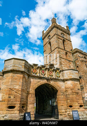 Gate Eingang, Linlithgow Palace, Linlithgow, mit St. Michael Pfarrkirche Turm, Schottland, Großbritannien Stockfoto