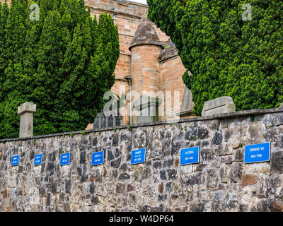 Plaketten auf Wand Benennung Großbritannien Könige und Königinnen am Eingang der Linlithgow Palace, Schottland, Großbritannien Stockfoto