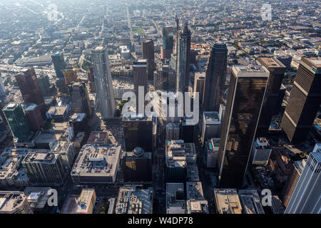 Nachmittag Luftaufnahme der Türme und Gebäude in der Nähe der 7th Street in der Innenstadt von Los Angeles, Kalifornien. Stockfoto