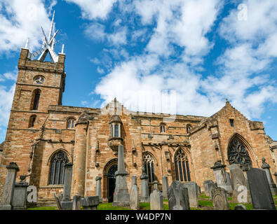 St. Michael Pfarrkirche und grayard mit alten Grabsteinen, Linlithgow, Schottland, Großbritannien Stockfoto