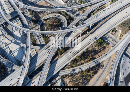 Luftaufnahme der Hafen 110 und 100-105 Autobahnanschlussstelle Rampe Brücken in der Nähe der Innenstadt von Los Angeles in Südkalifornien. Stockfoto