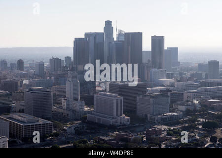 Smoggy nachmittag Antenne von Gebäuden und Straßen in der Innenstadt von Los Angeles, Kalifornien. Stockfoto