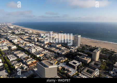 Antenne Stadtbild Blick auf Santa Monica Straßen, Gebäude und Strand in Los Angeles County, Kalifornien. Stockfoto