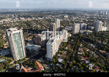 Luftaufnahme von Eigentumswohnungen, Wohnungen und Häuser entlang Wilshire Blvd. in der Nähe von Westwood in Los Angeles, Kalifornien. Stockfoto