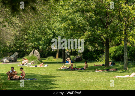 New Yorker und Besucher backen in der Sonne in den Hudson River Park in New York am Sonntag, 21. Juli 2019. Eine übermäßige Wärme Warnung ist in New York, bis 9 Uhr Sonntag, am Ende einer dreitägigen Hitzewelle, als der Unterdrückung in der Kombination von Wärme und Feuchtigkeit machen es wie bis zu 109 Grad F. (© Richard B. Levine) Stockfoto