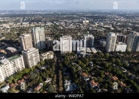 Luftaufnahme von Wohnungen, Eigentumswohnungen und Häuser entlang Wilshire Blvd. in der Nähe von Century City, in Los Angeles, Kalifornien. Stockfoto