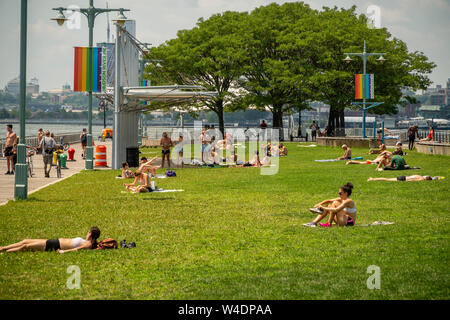 New Yorker und Besucher backen in der Sonne am Pier 45 in den Hudson River Park in New York am Sonntag, 21. Juli 2019. Eine übermäßige Wärme Warnung ist in New York, bis 9 Uhr Sonntag, am Ende einer dreitägigen Hitzewelle, als der Unterdrückung in der Kombination von Wärme und Feuchtigkeit machen es wie bis zu 109 Grad F. (© Richard B. Levine) Stockfoto