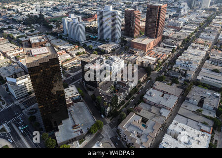 Luftaufnahme von Eigentumswohnungen, Wohnungen und Gebäude entlang Wilshire Blvd. in der Nähe von Brentwood in West Los Angeles, Kalifornien. Stockfoto