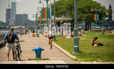 New Yorker und Besucher backen in der Sonne am Pier 45 in den Hudson River Park in New York am Sonntag, 21. Juli 2019. Eine übermäßige Wärme Warnung ist in New York, bis 9 Uhr Sonntag, am Ende einer dreitägigen Hitzewelle, als der Unterdrückung in der Kombination von Wärme und Feuchtigkeit machen es wie bis zu 109 Grad F. (© Richard B. Levine) Stockfoto