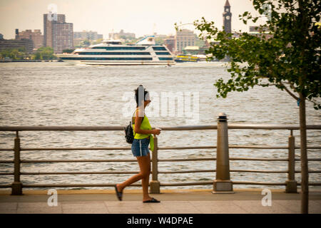 New Yorker und Besucher backen in der Sonne in den Hudson River Park in New York am Sonntag, 21. Juli 2019. Eine übermäßige Wärme Warnung ist in New York, bis 9 Uhr Sonntag, am Ende einer dreitägigen Hitzewelle, als der Unterdrückung in der Kombination von Wärme und Feuchtigkeit machen es wie bis zu 109 Grad F. (© Richard B. Levine) Stockfoto