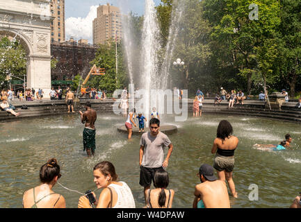 New Yorker und Besucher durch den Brunnen in den Washington Square Park in Greenwich Village in New York am Samstag tummeln, 20. Juli 2019. Eine übermäßige Wärme Warnung wird in New York ab 12.00 Uhr Freitag bis 20.00 Uhr Sonntag als der Unterdrückung in der Kombination von Wärme und Feuchtigkeit machen es sich wie 105 Grad F. (© Richard B. Levine) Stockfoto