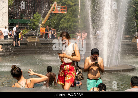 New Yorker und Besucher durch den Brunnen in den Washington Square Park in Greenwich Village in New York am Samstag tummeln, 20. Juli 2019. Eine übermäßige Wärme Warnung wird in New York ab 12.00 Uhr Freitag bis 20.00 Uhr Sonntag als der Unterdrückung in der Kombination von Wärme und Feuchtigkeit machen es sich wie 105 Grad F. (© Richard B. Levine) Stockfoto