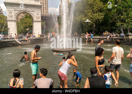 New Yorker und Besucher durch den Brunnen in den Washington Square Park in Greenwich Village in New York am Samstag tummeln, 20. Juli 2019. Eine übermäßige Wärme Warnung wird in New York ab 12.00 Uhr Freitag bis 20.00 Uhr Sonntag als der Unterdrückung in der Kombination von Wärme und Feuchtigkeit machen es sich wie 105 Grad F. (© Richard B. Levine) Stockfoto