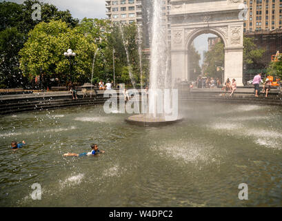 New Yorker und Besucher durch den Brunnen in den Washington Square Park in Greenwich Village in New York am Samstag tummeln, 20. Juli 2019. Eine übermäßige Wärme Warnung wird in New York ab 12.00 Uhr Freitag bis 20.00 Uhr Sonntag als der Unterdrückung in der Kombination von Wärme und Feuchtigkeit machen es sich wie 105 Grad F. (© Richard B. Levine) Stockfoto