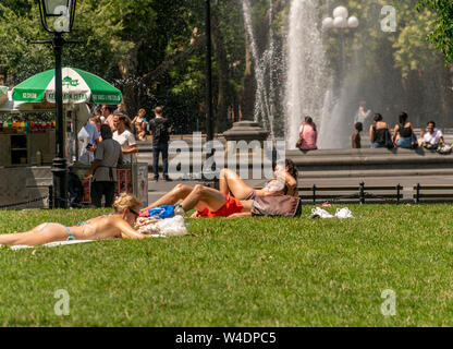 New Yorker und Besucher backen in der Sonne durch den Brunnen in den Washington Square Park in Greenwich Village in New York am Samstag, 20. Juli 2019. Eine übermäßige Wärme Warnung wird in New York ab 12.00 Uhr Freitag bis 20.00 Uhr Sonntag als der Unterdrückung in der Kombination von Wärme und Feuchtigkeit machen es sich wie 105 Grad F. (© Richard B. Levine) Stockfoto