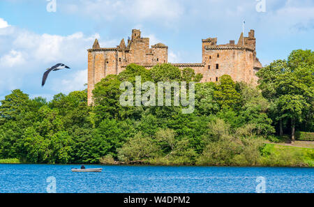 Loch und Linlithgow Linlithgow Palace, mit Fischer im Boot, Schottland, Großbritannien Stockfoto