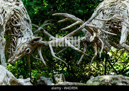 Eine Holzskulptur von ein paar Brunft Hirsche auf Anzeige an einem scuplure Park Stockfoto