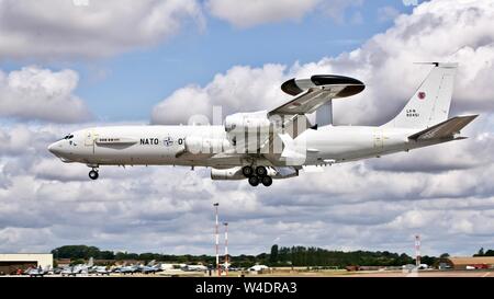 Boeing E-3A Sentry der NATO' Augen am Himmel "Airborne Warning and Control Kraft an der Royal International Air Tattoo anreisen Stockfoto