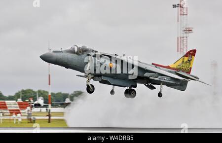 Spanische Marine AV-8B Harrier IIs Landung auf einem sehr nassen Landebahn erstellen viel Dampf und Dampf an der Royal International Air Tattoo 2019 Stockfoto