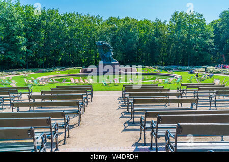 Warschau, Polen - 19 JULI 2019: Chopin Statue 1907 entworfen von Wacław Szymanowski ist eine große Bronzestatue von Frederic Chopin im oberen Teil Stockfoto