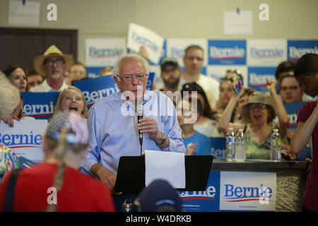 Council Bluffs, Iowa, USA. 20. Juli 2019. Senator Bernie Sanders, der ausgeführt wird, um die demokratische Nominierung für das Amt des Präsidenten der Vereinigten Staaten, spricht mit Anhänger während der Eröffnung der Council Bluffs Büro für seine Kampagne. Quelle: Jeremy Hogan/SOPA Images/ZUMA Draht/Alamy leben Nachrichten Stockfoto