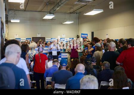 Council Bluffs, Iowa, USA. 20. Juli 2019. Senator Bernie Sanders, der ausgeführt wird, um die demokratische Nominierung für das Amt des Präsidenten der Vereinigten Staaten, spricht mit Anhänger während der Eröffnung der Council Bluffs Büro für seine Kampagne. Quelle: Jeremy Hogan/SOPA Images/ZUMA Draht/Alamy leben Nachrichten Stockfoto