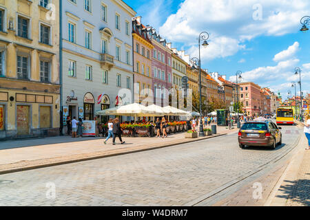 Warschau, Polen - 19 JULI 2019: Nowy Swiat, eine der historischen Straßen von Warschau ist Teil der Royal Route, die von der Warschauer Königsschloss und O läuft Stockfoto