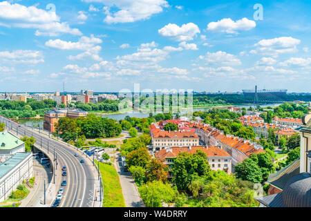 Warschau, Polen - 19 JULI 2019: Luftaufnahme des Warschauer Stadtlandschaft mit Weichsel, Swietokrzyski-brücke, National Stadium und Solidarität Avenue - ein Stockfoto