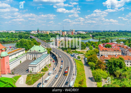 Warschau, Polen - 19 JULI 2019: Luftaufnahme des Warschauer Stadtlandschaft mit Weichsel und Solidarität Avenue - einer der Hauptverkehrsstraßen, die in der polnischen Kappe Stockfoto