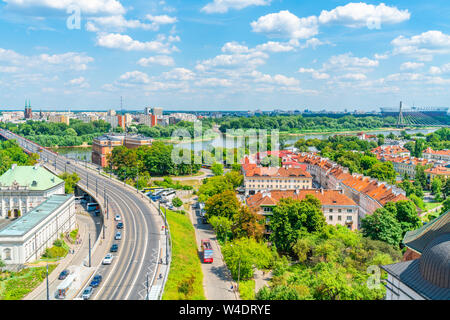 Warschau, Polen - 19 JULI 2019: Luftaufnahme des Warschauer Stadtlandschaft mit Weichsel, Swietokrzyski-brücke, National Stadium und Solidarität Avenue - ein Stockfoto