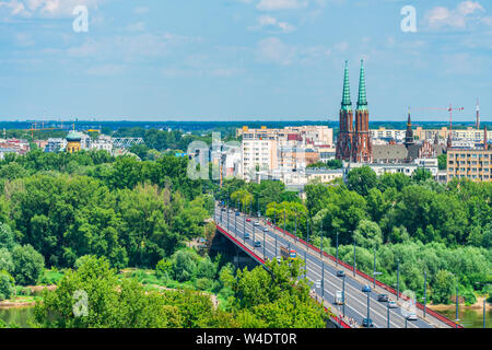 Warschau, Polen - 19 Juli, 2019: Blick auf Warschau Stadtbild mit Solidarität Avenue und St. Florian's Kathedrale, das Symbol der Praga Norden. Es war in gebaut Stockfoto